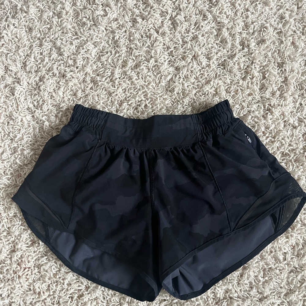 Lululemon Hotty Hot shorts 2.5 Black Camo